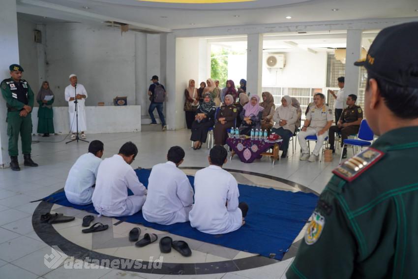 Empat Orang Terlibat Judi Online Dihukum Cambuk