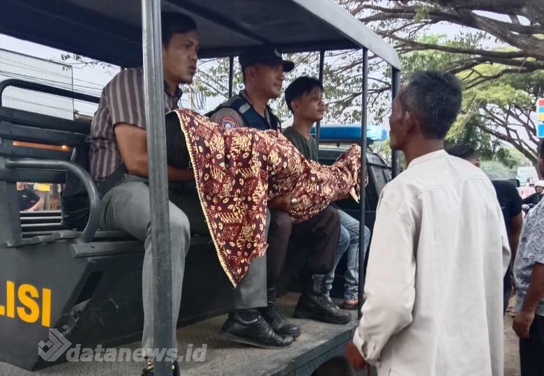 Penjual Gorengan Ditemukan Meninggal Dunia, Polisi Bantu Evakuasi ke Rumah Sakit