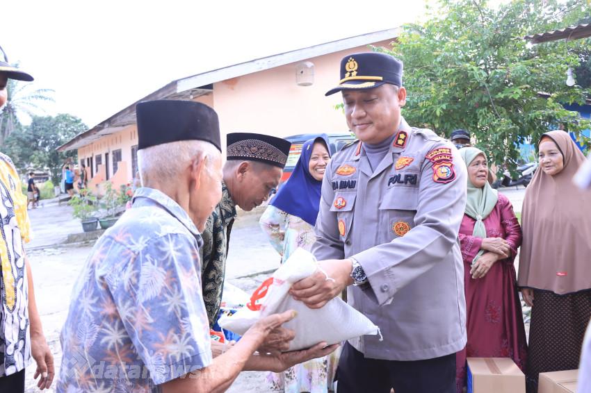 Kapolres Rohil Berikan Sembako Kepada Warga  Ekonomi Lemah dan  Usia Lanjut