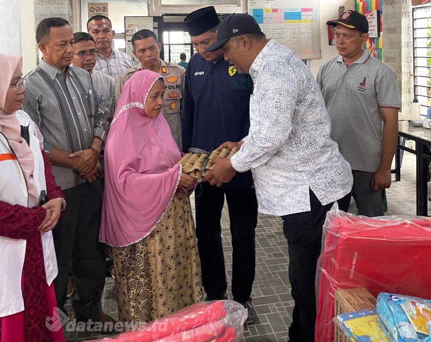 Korban Kebakaran di Ateuk Pahlawan Terima Bantuan Masa Panik
