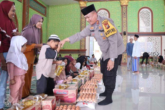 Kapolres Rohil Berbagi Santunan ke Dhuafa dan Anak Yatim di Masjid Nurul Iman