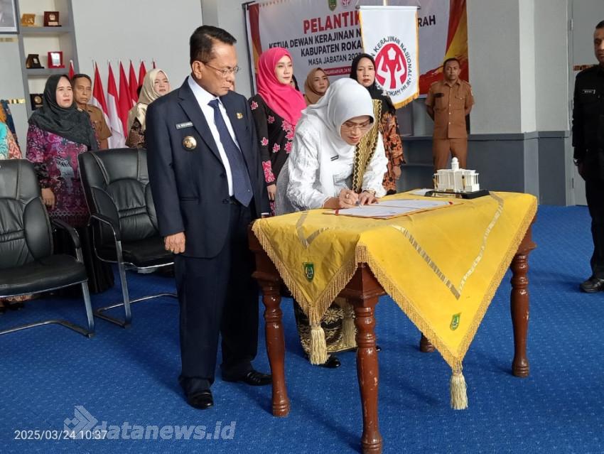 Ketua Dekranasda Provinsi Riau, Henny Sasmita Wahid Lantik Ketua Dekranasda Rokan Hilir