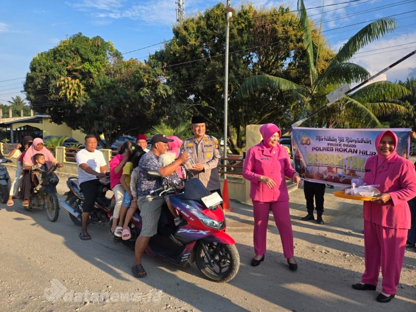 Polsek Pujud Bersama Bhayangkari Berbagi Takjil ke Masyarakat