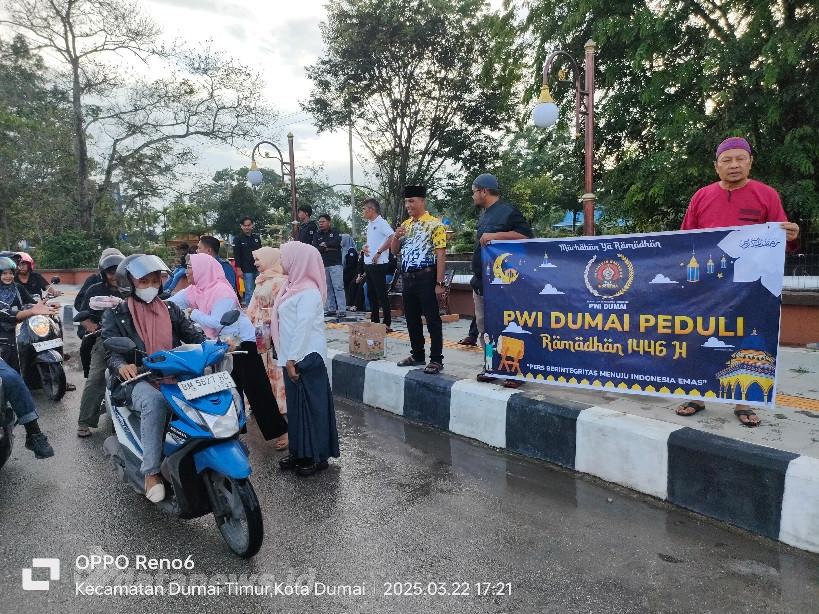 Tebar Kebaikan, PWI Dumai Bagikan Ratusan Paket Takjil kepada Masyarakat