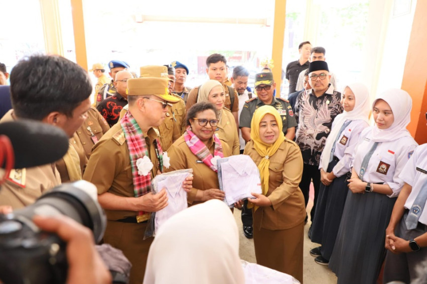 Kunjungi SMA Negeri 1 Kota Baubau, Wamendagri Ribka Haluk Motivasi Guru dan Siswa untuk Berinovasi demi Kemajuan Daerah