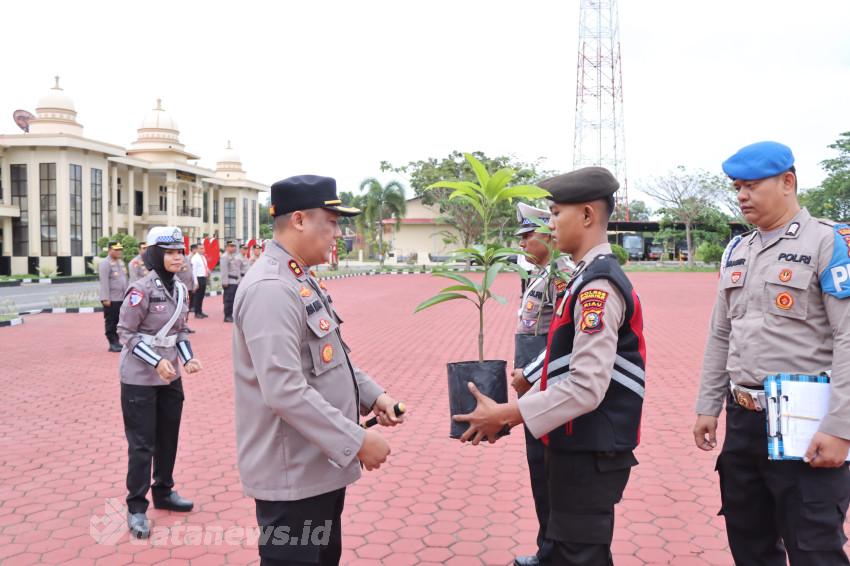 Kapolres Rohil Pimpin Apel Pagi Usai Cuti Lebaran, Sekaligus Beri Bibit Pohon ke Personel Berulang Tahun