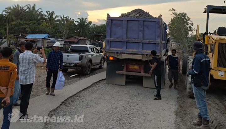 CSR PT Jatim Realisasikan Permintaan Wabup Jhony Charles untuk Perbaikan Jalan di Kecamatan Kubu