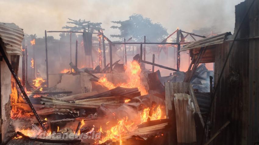 18 Rumah Asrama Kompi B Kodim 0104/Aceh Timur Ludes Dilalap Api