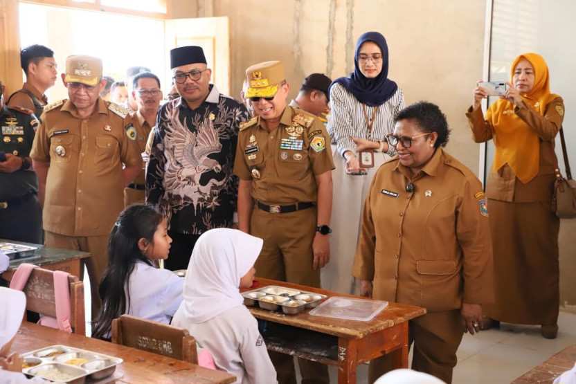 Tinjau Pelaksanaan MBG, Wamendagri Ribka Kunjungi SD Negeri 2 Lamangga Kota Baubau