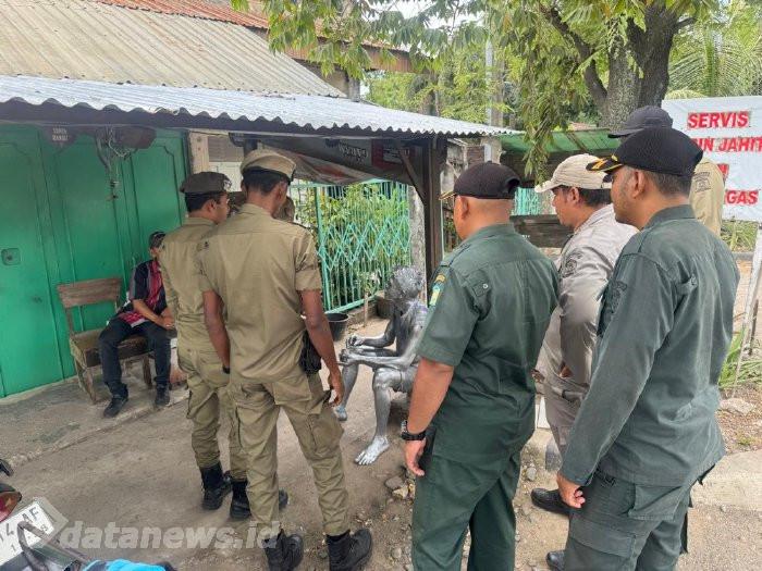 Satpol PP dan WH Aceh Besar Amankan Manusia Perak