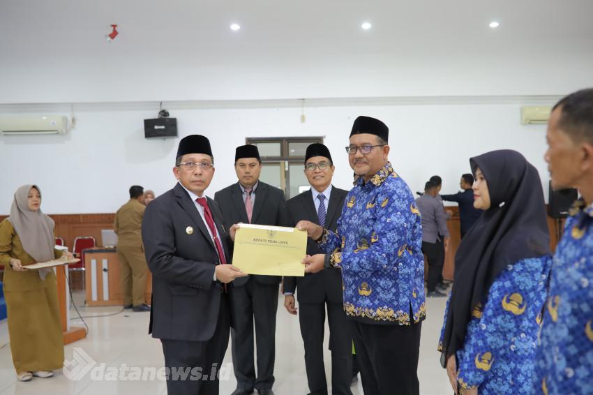 Bupati Pidie Jaya Serahkan SK Untuk  PNS dan CPNS