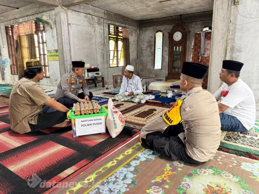 Jumat Berkah, Polsek Pujud Jalin Silahturahmi dan Salurkan Bantuan Sosial Kepada Pimpinan Suluk Thariqat Naksabandiyah