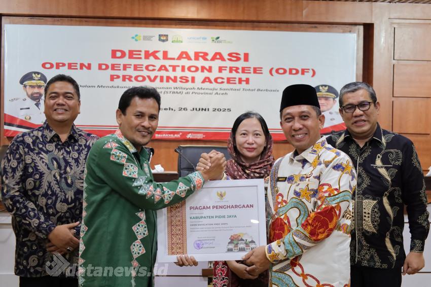 Mualem Serahkan Penghargaan ODF ke Pemkab Pijay