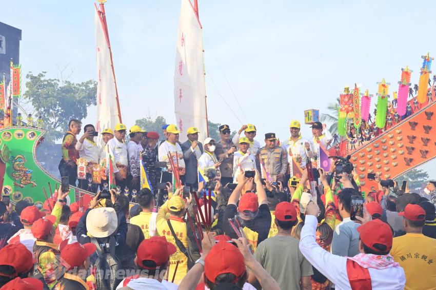 Bupati Rohil Berbaur dengan Masyarakat Tiong Hoa Dalam Even Bakar Tongkang Bagansiapiapi