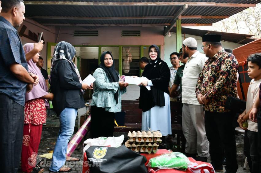 Illiza Serahkan Bantuan Masa Panik untuk Korban Kebakaran di Ateuk Pahlawan