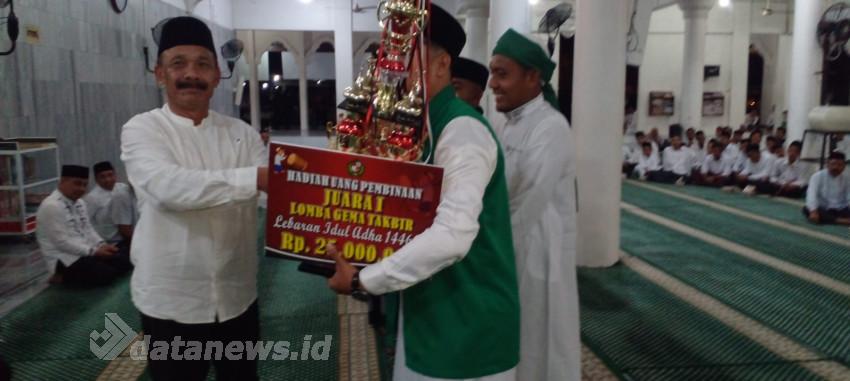 Bupati Pidie Serahkan Hadiah Juara Lomba Gema Takbir Idul Adha