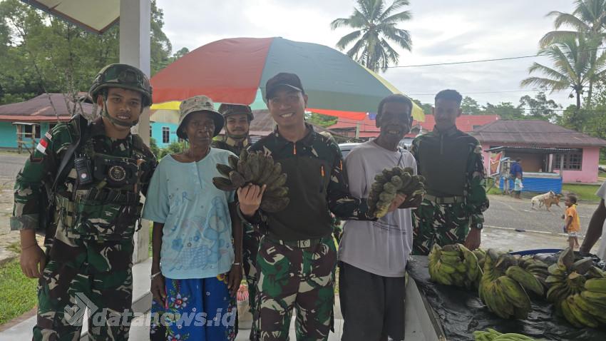 Dansatgas Yonif 763/SBA Kunjungi Pasar Rakyat Maybrat, Beli Hasil Jualan Mama-mama Papua