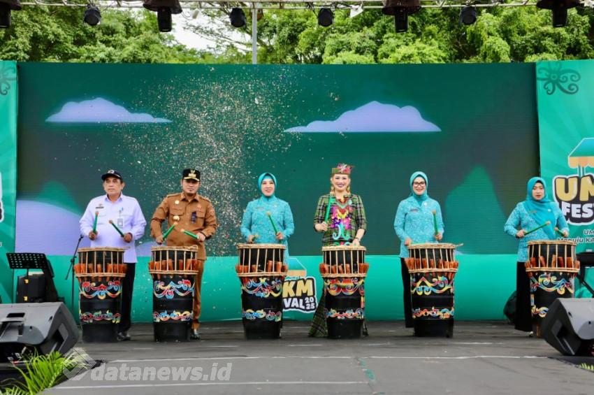 Semarakkan HKG Ke-53, Tri Tito Resmi Buka Pameran Festival UMKM 2025 dan Pemeriksaan Kesehatan Gratis