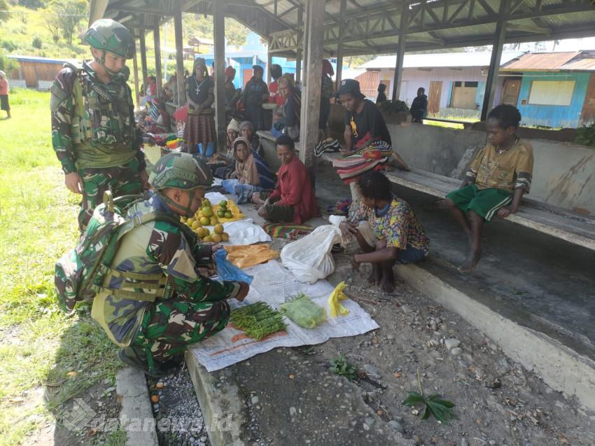Borong Hasil Bumi Satgas Yonif 521/DY Membantu Meningkatkan Perekonomian Warga di Pasar Bolakme