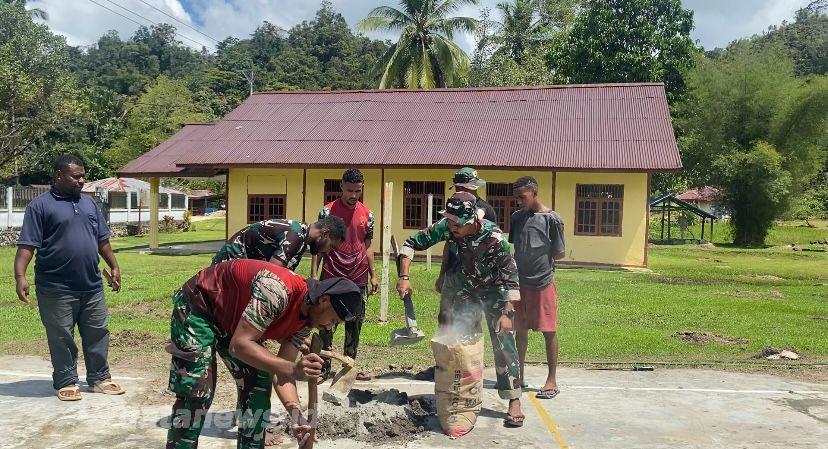 Satgas Pamtas RI-PNG Pos Kokas dan Warga Gelar Gotong Royong Benahi Lapangan Voli