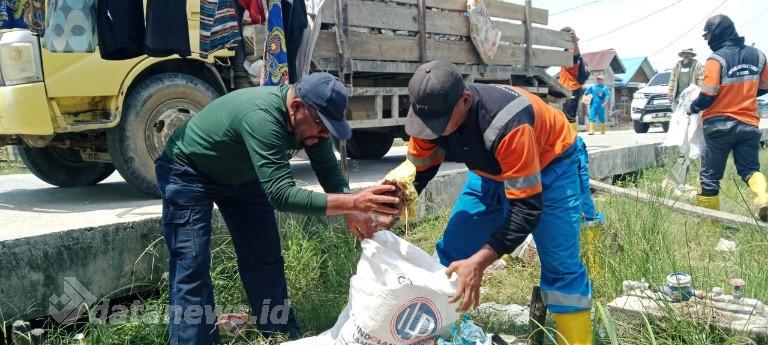Usai dilantik, Suwandi Langsung Tancap Gas Bersihkan Sampah di Kecamatan Sinaboi
