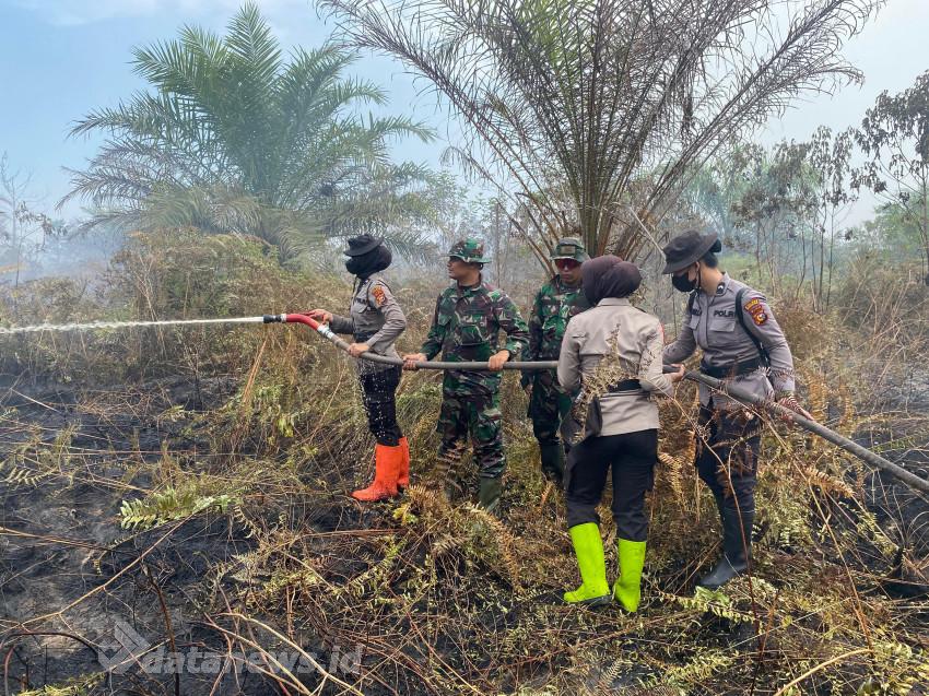 Srikandi Danramil dan Polwan Polres Rohil ikut Memadamkan Api di Rohil