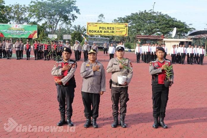 Polres Rohil Hadiahkan Bibit Pohon ke Personel Ulang Tahun