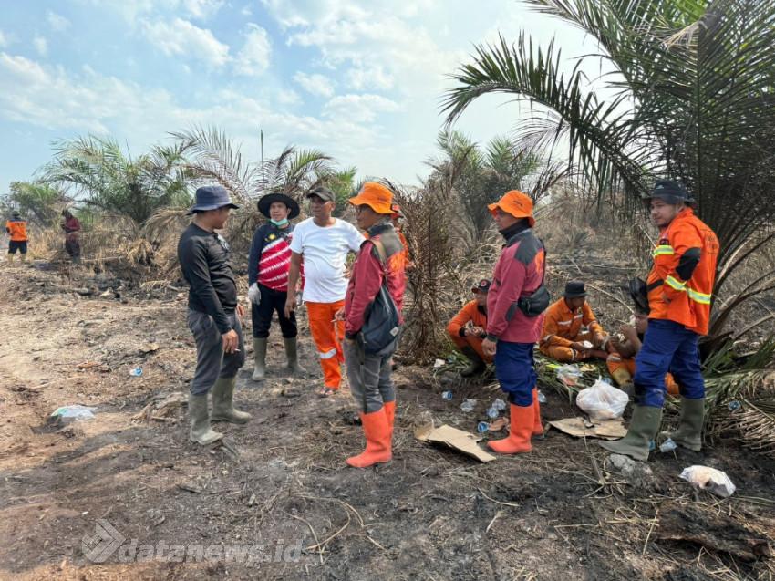 Pimpin Pemadaman Karhutla, Camat Bangko Pusako Himbau Jangan Bersihkan Lahan dengan Cara Membakar