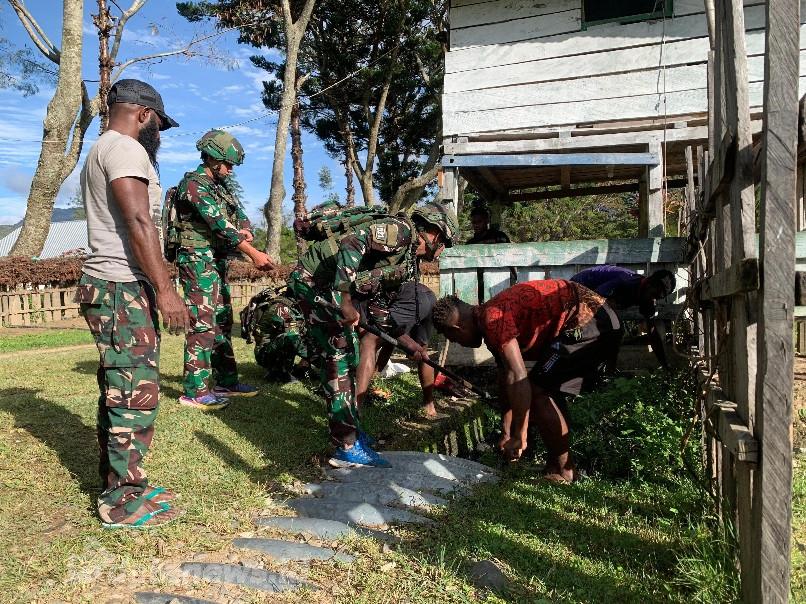Menyatu Karya Bhakti Satgas Yonif 521/DY Bersama Masyarakat di Distrik Bolakme