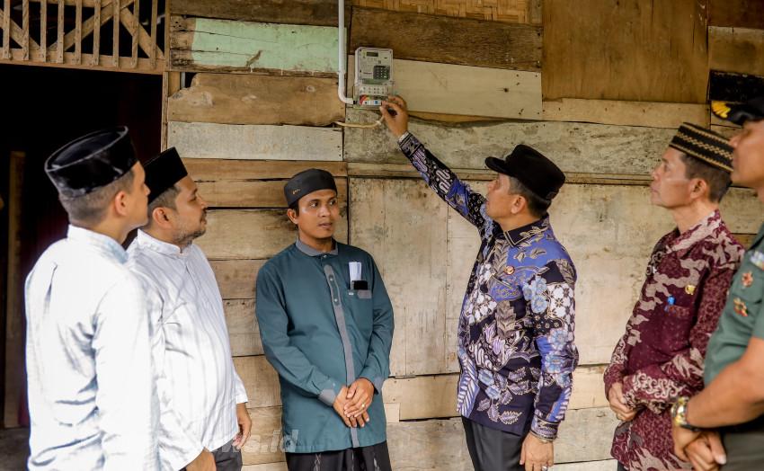 Apresiasi Program LUTD, Bupati Pijay Nyalakan Listrik Gratis