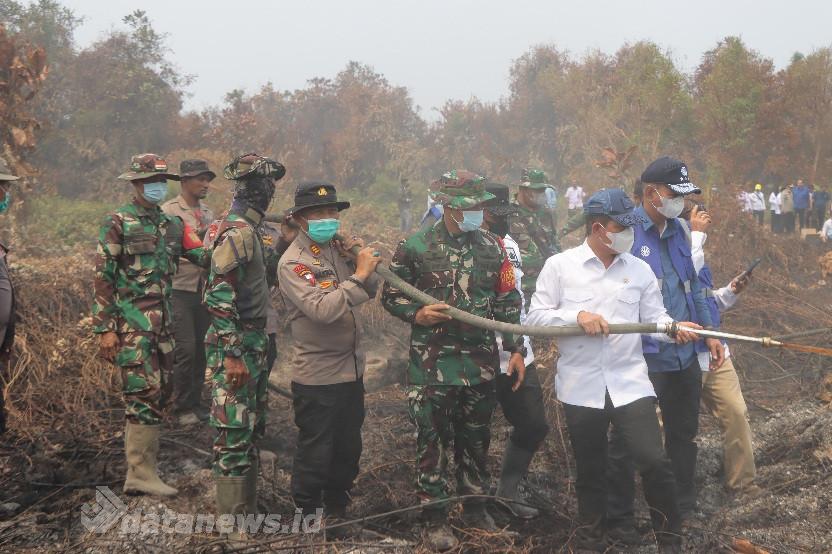 Kapolres Rohil Dampingi Menteri Lingkungan Hidup Pengecekan dan Pemadaman Karhutla di Kubu Babussalam