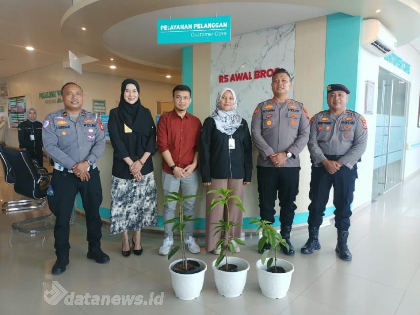 Kapolsek Bagan Sinembah Serahkan Cinderamata Bibit Pohon ke Dokter Rs Awal Bros Bagan Batu