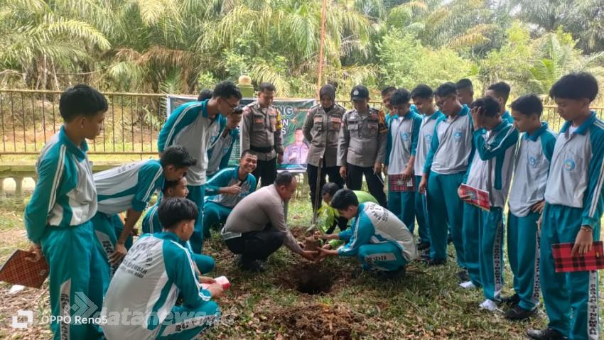 Polsek Bagan Sinembah Tanam Pohon di Sekolah, Wujudkan Green Policing yang Humanis dan Adaptif