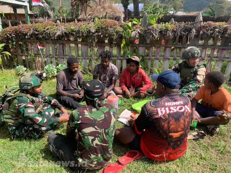 Satgas Yonif 521/DY Laksanakan Komsos di Kampung Bolakme