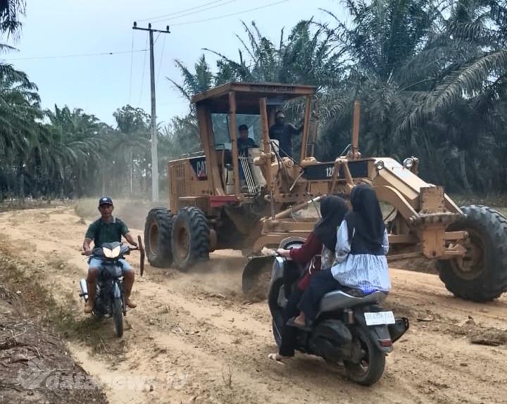 Tunaikan Janji Kampanye, Bupati Bistamam Turunkan Alat Berat ke Desa Bakti Makmur untuk Perbaikan Jalan