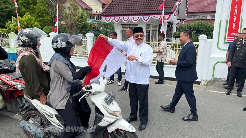 Semarakkan HUT ke - 80 RI, Forkopimda Pidie Bagi Bendera Merah Putih