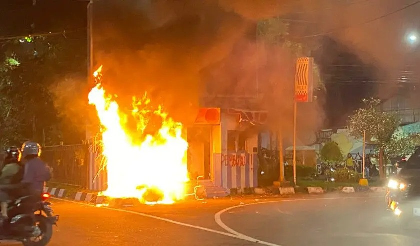 3 Pos Polisi Dibakar Massa Demonstran di Surabaya