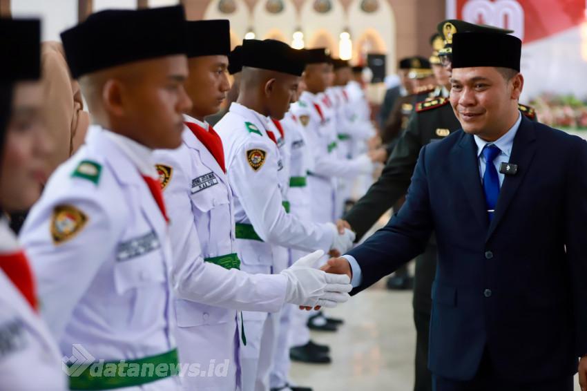 Wabup Pidie Kukuhkan 55 Pasukan Pengibar Bendera Pusaka