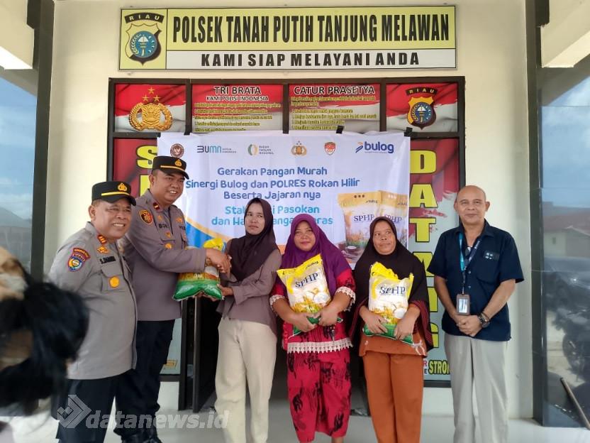 Polsek TPTM Polres Rohil Salurkan Pangan Murah Polri, Warga Senang Dapat Beli Beras dan Minyak Goreng
