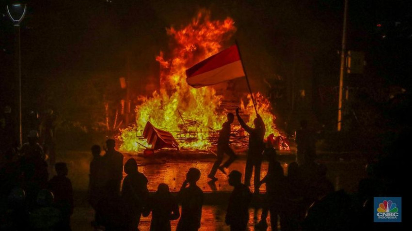 3 Orang Tewas Saat Gedung DPRD Makassar Dibakar Masa Demo