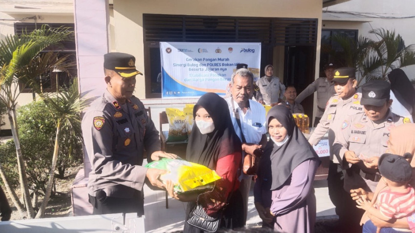 Ringan Beban Ekonomi Masyarakat, Polres Rohil Bersama Polsek Tanah Putih Berbagi Sembako Murah