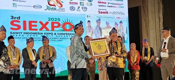 Bupati Rohil Bistamam Hadiri SIEXPO 2025, Terima Penghargaan Nasional dan Pasangkan Tanjak kepada Deputi KemenKopUKM