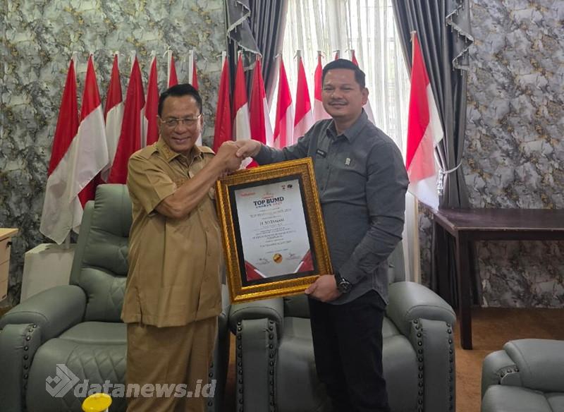Bank Rohil Ukir Sejarah, Bupati H Bistaman Terima Plakat TOP BUMD Peraih Golden Awards Infobank Pertama di Riau