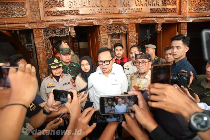 Rakor dengan Pemkab Cirebon, Wamendagri Bima Arya Tekankan Pentingnya Pemulihan Kondisi Pasca-Aksi Massa
