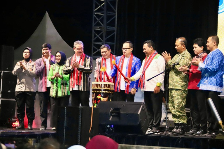 Wamendagri Bima Arya Buka Festival Benteng Victoria Tahun 2025 di Kota Ambon