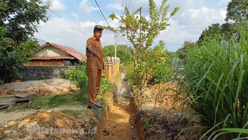 Penghulu Johan Taruna Pantau Pembangunan Drainase di Jalan Rinjani