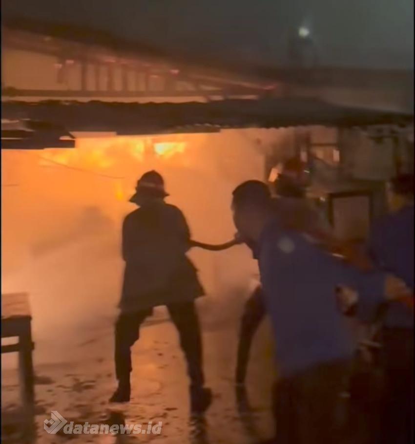 Dua Unit Bangunan Hangus Dilalap Si Jago Merah