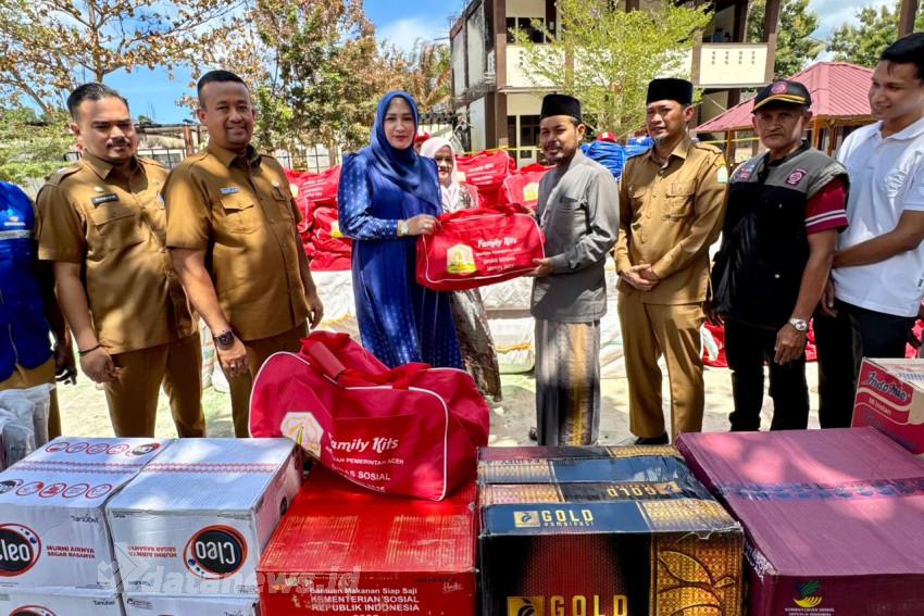 Pondok Pesantren Kebakaran, Istri Gubernur Aceh Serahkan Bantuan untuk Santri Babul Maghfirah