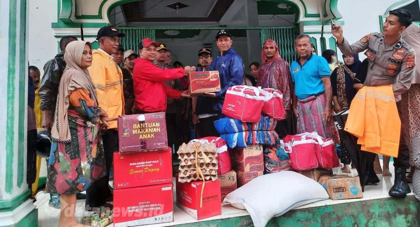 Pidie Diguyur Hujan Lebat, Wabup Pidie Serahkan Bantuan Masa Panik