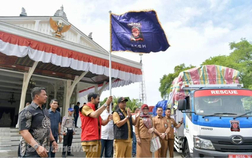 Didampingi Kadinsos, Gubernur Aceh Lepas Bantuan Logistik Bencana